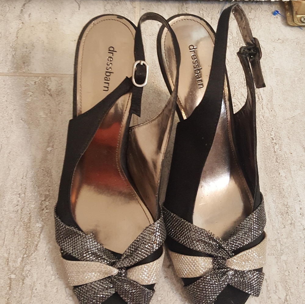 BLACK  AND SIVER DRESSBARN SIZE  39 GOOD CONDITION CHECK THE PICTURES.